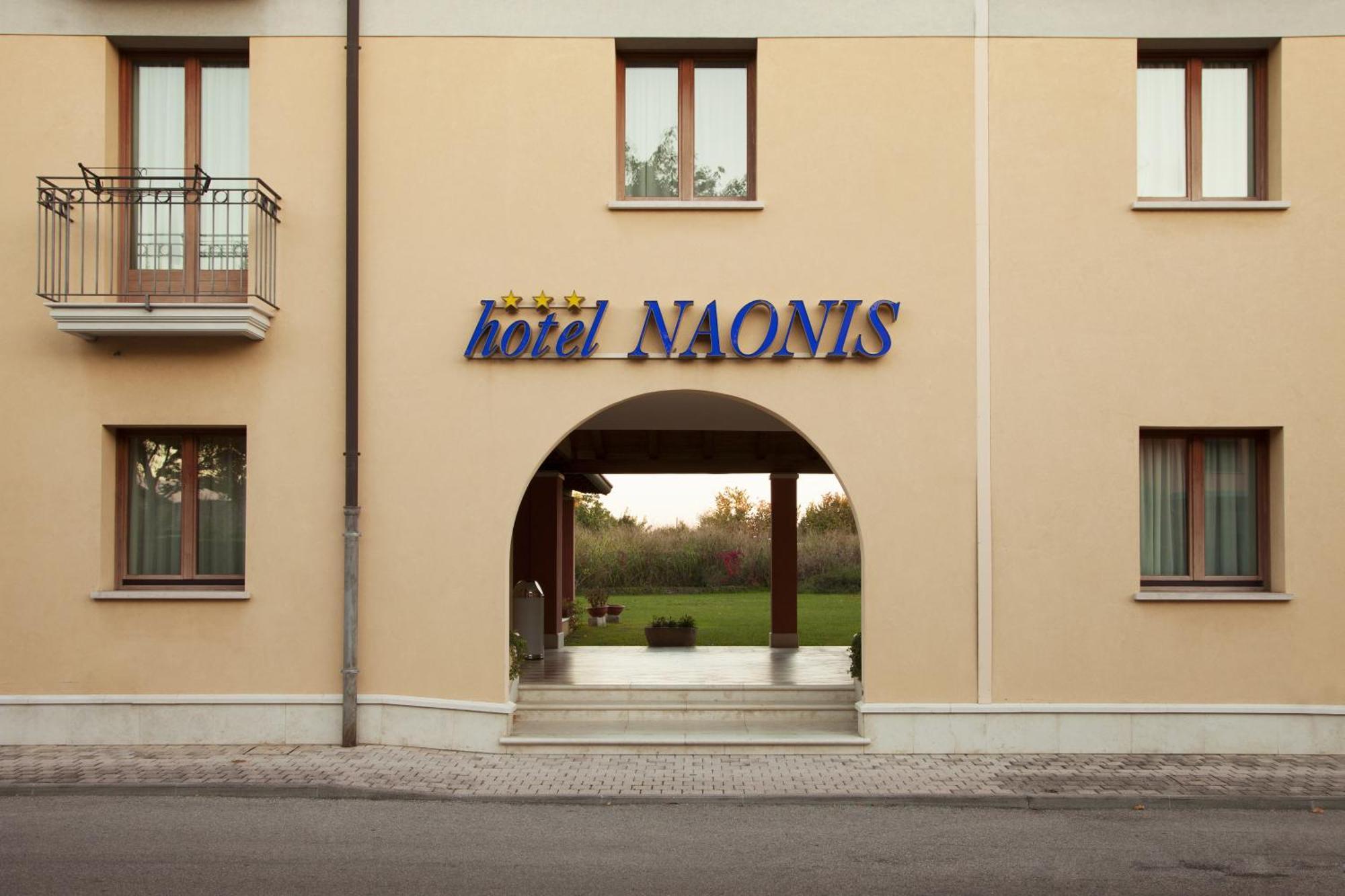 Naonis Hotel 3*